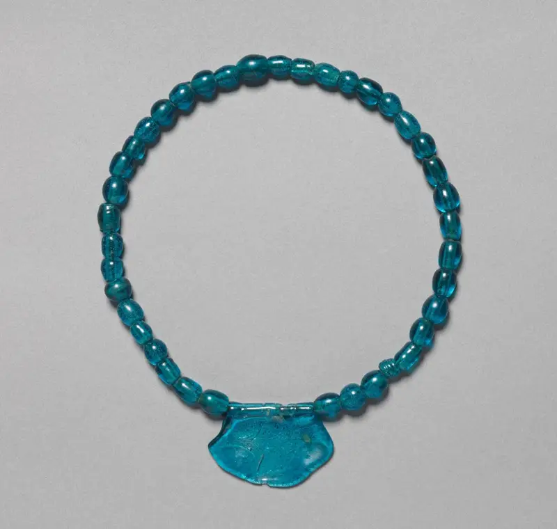Glass Beads with Pendant — تصویر رکورد موزهٔ هنر کلیولند (دسترسی آزاد)