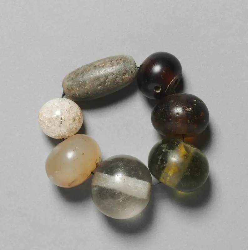 String of Glass Beads — تصویر رکورد موزهٔ هنر کلیولند (دسترسی آزاد)