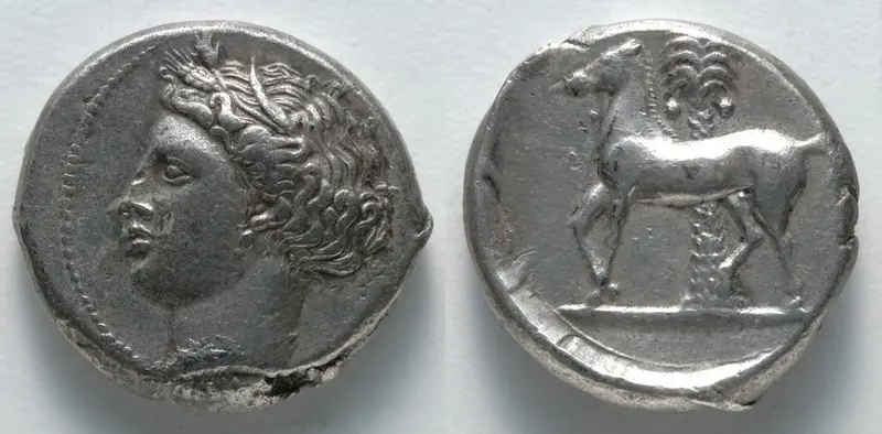 Tetradrachm: Head of Tanit-Persephone (obverse); Horse (reverse) — تصویر رکورد موزهٔ هنر کلیولند (دسترسی آزاد)