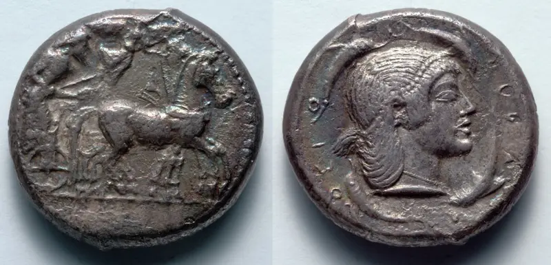 Tetradrachm: Quadriga (obverse); Head of Artemis/Arethousa (reverse) — تصویر رکورد موزهٔ هنر کلیولند (دسترسی آزاد)