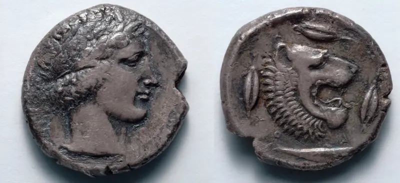 Tetradrachm: Head of Apollo (obverse); Head of Lion (reverse) — تصویر رکورد موزهٔ هنر کلیولند (دسترسی آزاد)