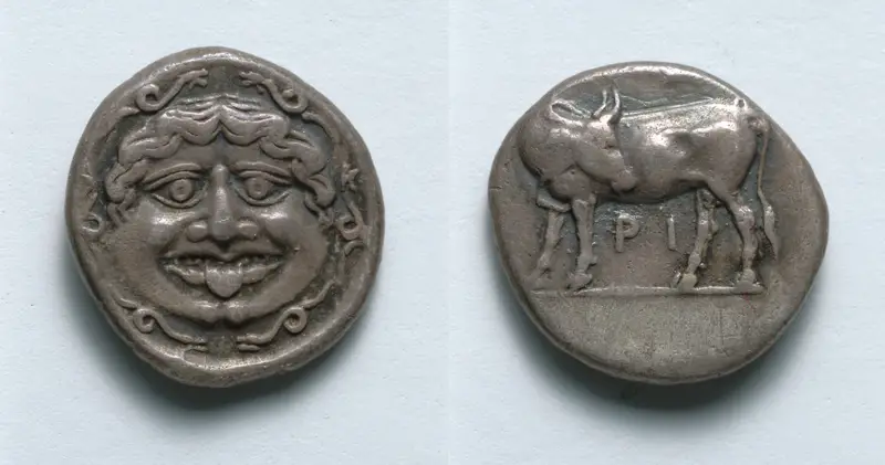 Hemidrachm: Gorgoneion (obverse); Bull (reverse) — تصویر رکورد موزهٔ هنر کلیولند (دسترسی آزاد)