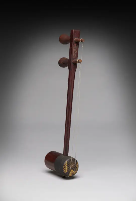 Erxian (Two-Stringed Chinese Fiddle) — تصویر رکورد موزهٔ هنر کلیولند (دسترسی آزاد)