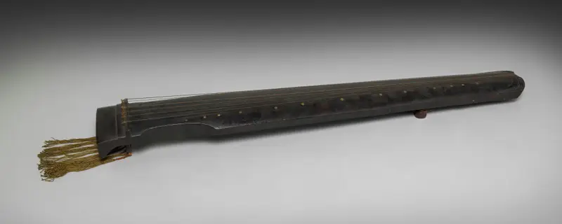 Guqin made by Zhang Ruixiu of Suzhou — تصویر رکورد موزهٔ هنر کلیولند (دسترسی آزاد)