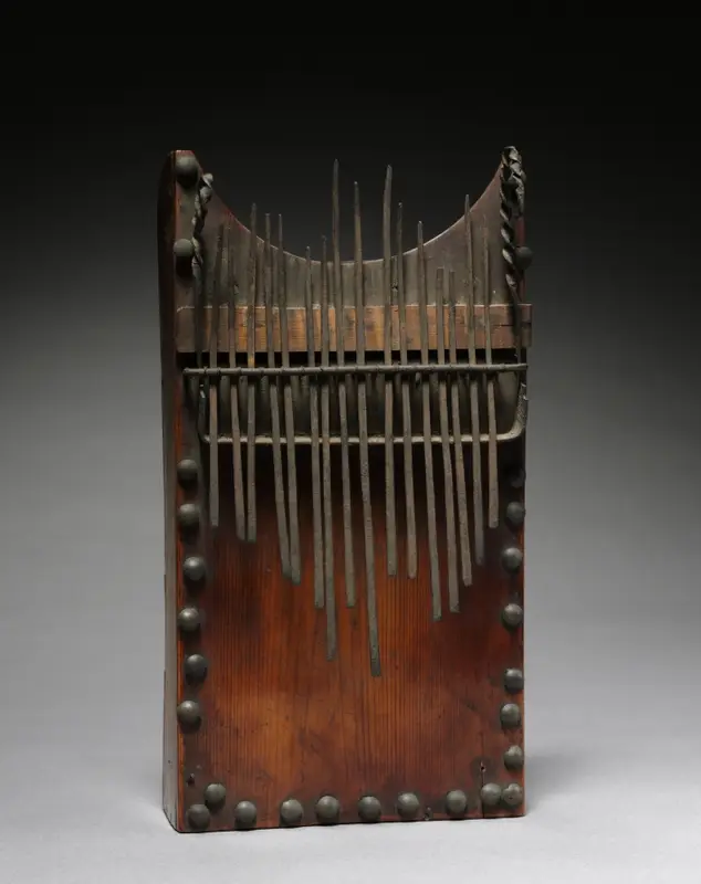 Lamellophone "thumb piano" — تصویر رکورد موزهٔ هنر کلیولند (دسترسی آزاد)