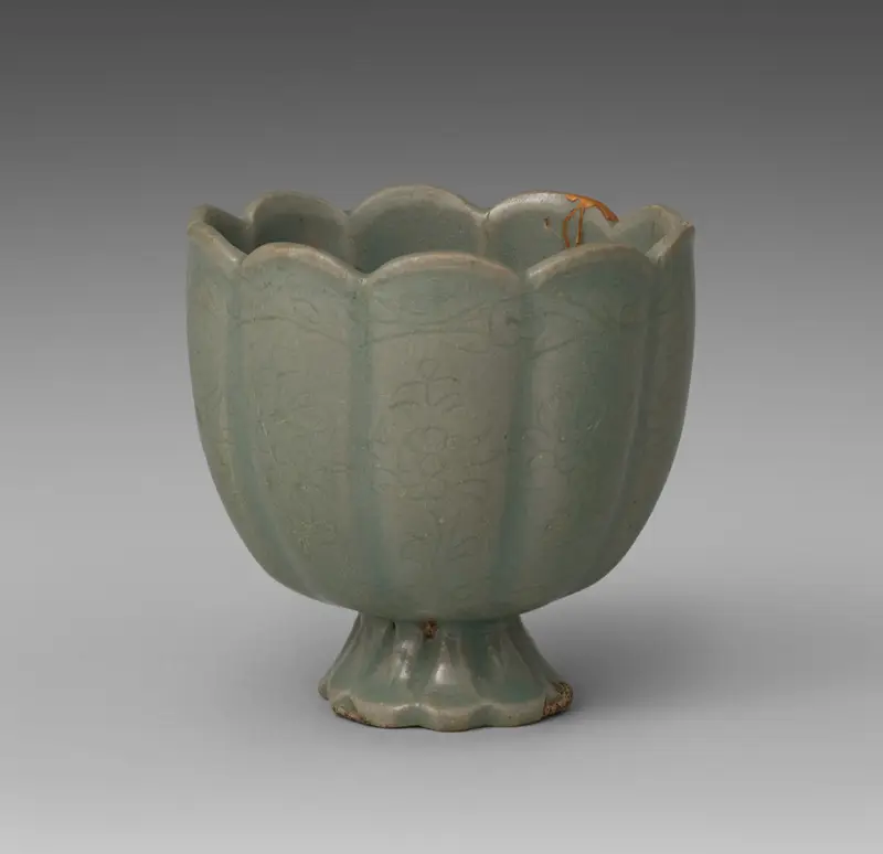 Floral-shaped Cup with Incised Chrysanthemum Design — تصویر رکورد موزهٔ هنر کلیولند (دسترسی آزاد)