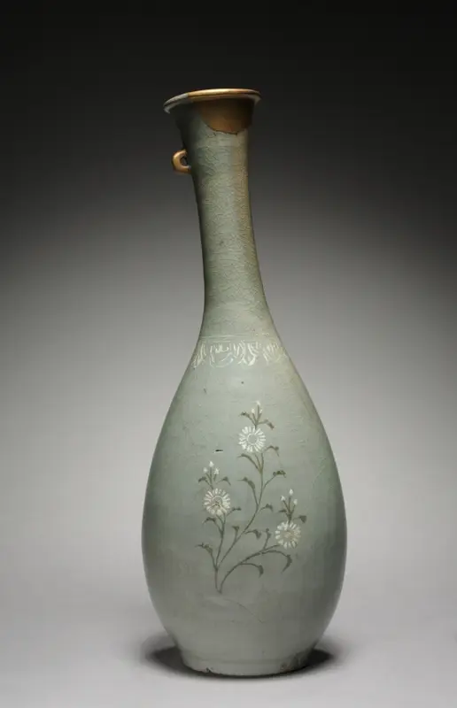 Bottle with Chrysanthemum Design — تصویر رکورد موزهٔ هنر کلیولند (دسترسی آزاد)