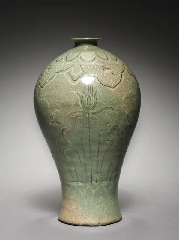 Prunus Vase with Inlaid Lotus and Reed Design — تصویر رکورد موزهٔ هنر کلیولند (دسترسی آزاد)