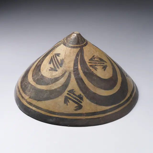 Bowl with radial design of ibex horns — تصویر رکورد موزهٔ متروپولیتن (دسترسی آزاد)