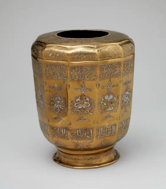 Ewer Base with Zodiac Medallions — تصویر رکورد موزهٔ متروپولیتن (دسترسی آزاد)