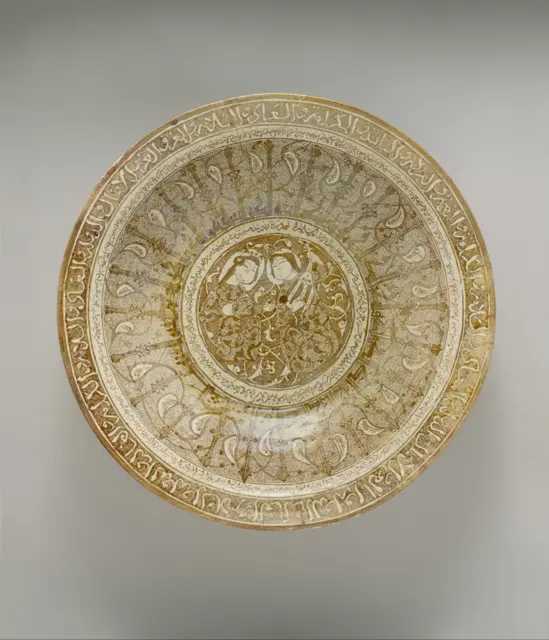 Bowl with Musicians — تصویر رکورد موزهٔ متروپولیتن (دسترسی آزاد)