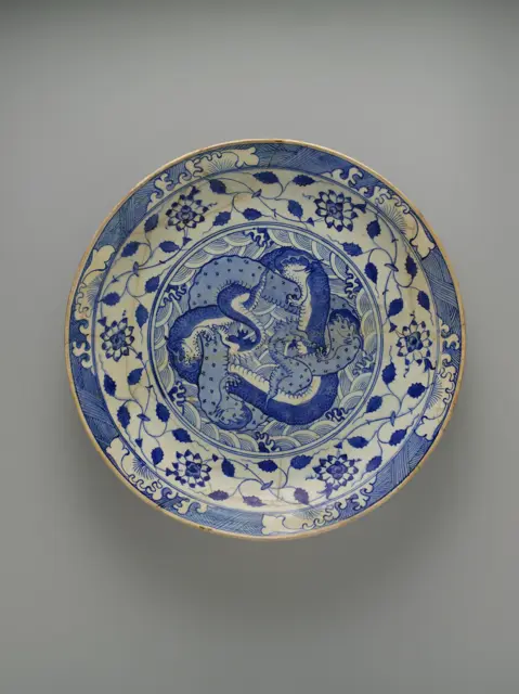 Dish with Two Intertwined Dragons — تصویر رکورد موزهٔ متروپولیتن (دسترسی آزاد)