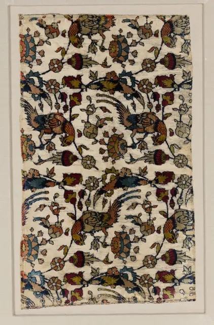 Velvet Fragment with Bird and Flower Design — تصویر رکورد موزهٔ متروپولیتن (دسترسی آزاد)
