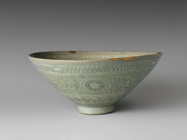 Bowl decorated with cranes, rain, and chrysanthemums — تصویر رکورد موزهٔ متروپولیتن (دسترسی آزاد)
