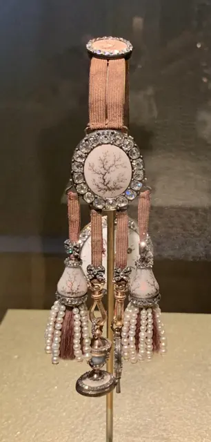 Watch on a Chatelaine with a Seal Shaped as a Vase — تصویر رکورد ویکی‌داده