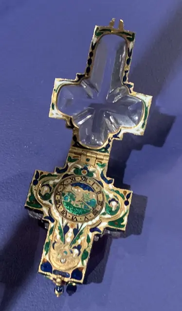 Cross-shaped Pendant-watch — تصویر رکورد ویکی‌داده