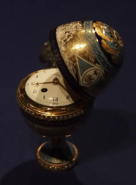 Egg-shaped table decoration with a hidden clock — تصویر رکورد ویکی‌داده