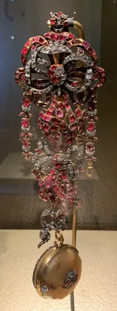 Jasper watch on chatelaine set with diamonds — تصویر رکورد ویکی‌داده