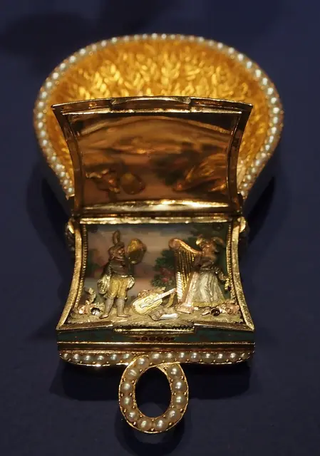 Pendant watch with a music scene — تصویر رکورد ویکی‌داده