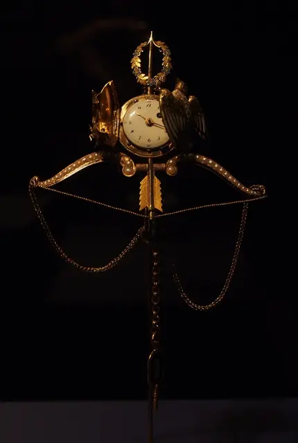 Hunter-Cased Pendant Watch with Two Doves and a Key on a Chain — تصویر رکورد ویکی‌داده