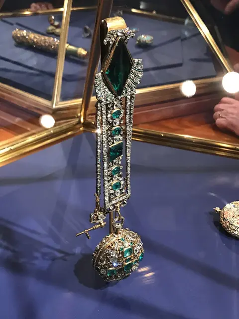 Watch on a chatelaine with diamonds and emeralds — تصویر رکورد ویکی‌داده