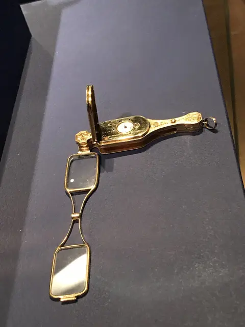 Hunter-Cased Pendant Watch with a Lorgnette — تصویر رکورد ویکی‌داده