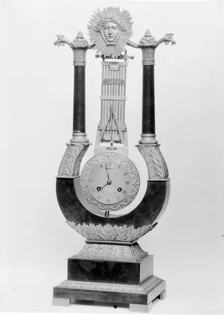 Clock in the form of an oscillating pendulum (pendule oscillante) — تصویر رکورد ویکی‌داده