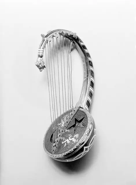 Watch in the form of an Egyptian lyre — تصویر رکورد ویکیداده