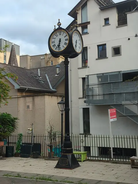 Tron Square Clock — تصویر رکورد ویکیداده