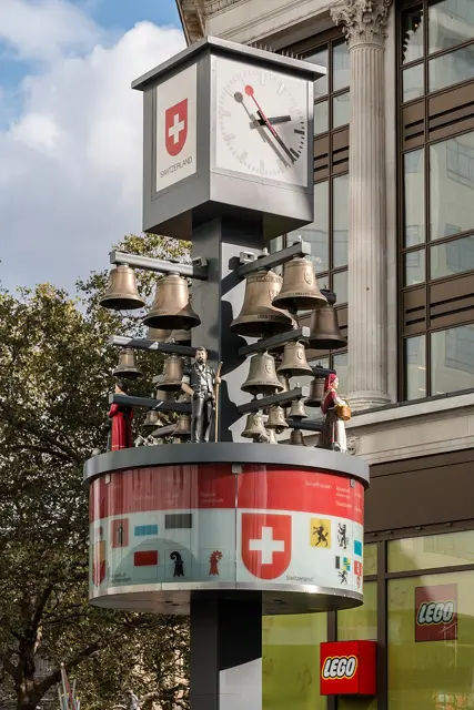 Swiss Glockenspiel Clock at Leicester Square — تصویر رکورد ویکیداده