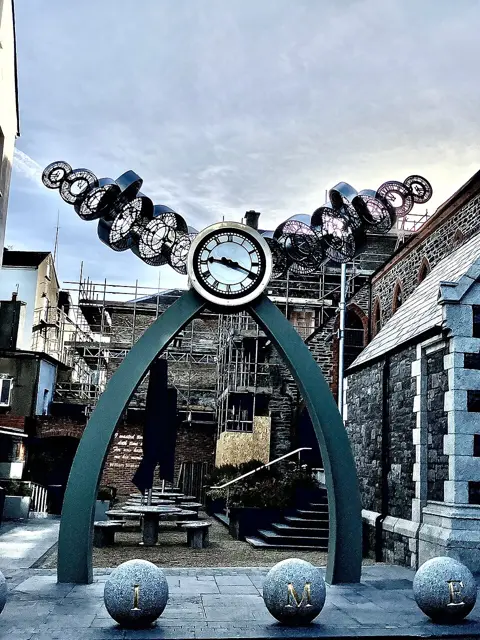 Tempus Fugit clock — تصویر رکورد ویکیداده