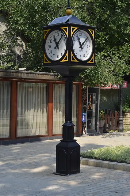 Munitipal clock on crossroad of Pushkin Boulevard and Gurova Avenue — تصویر رکورد ویکیداده