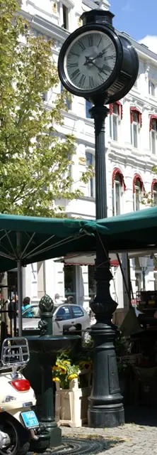 horse drinking trough and street clock in Stationsstraat Maastricht — تصویر رکورد ویکیداده