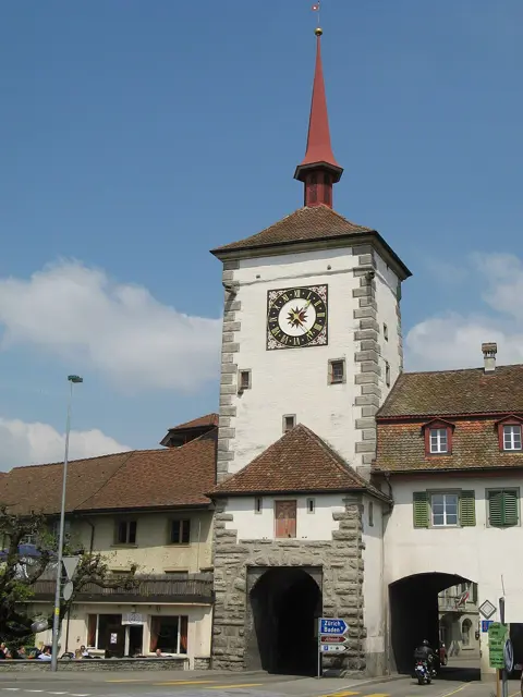 Lenzburg gate with time tower — تصویر رکورد ویکیداده