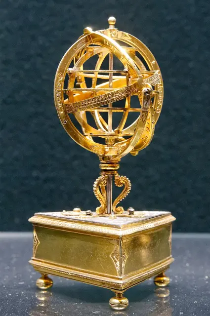 Table clock with an armillary sphere — تصویر رکورد ویکیداده