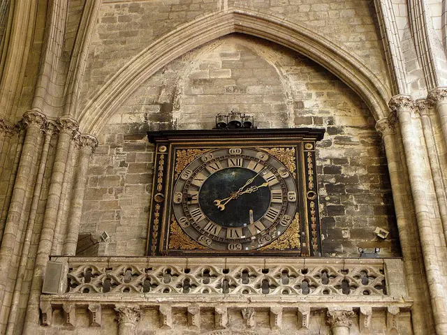 Clock at Bordeaux Cathedral — تصویر رکورد ویکیداده