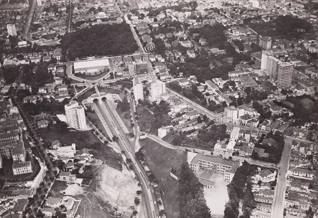 Vista aérea da Avenida e Túnel Nove de Julho. São Paulo/Sp — تصویر رکورد ویکی‌داده