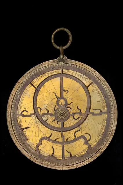 Gothic Astrolabe with Universal Projection and Toothed Rete — تصویر رکورد ویکیداده