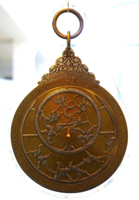 An astrolabe with a rete decorated with circus figures — تصویر رکورد ویکیداده