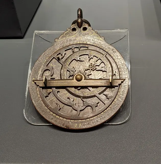 An astrolabe with Arabic and Coptic inscriptions — تصویر رکورد ویکیداده