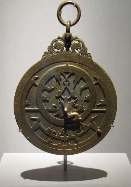 Astrolabe signed by Hamid ibn al-Khidr al-Khujandi — تصویر رکورد ویکیداده
