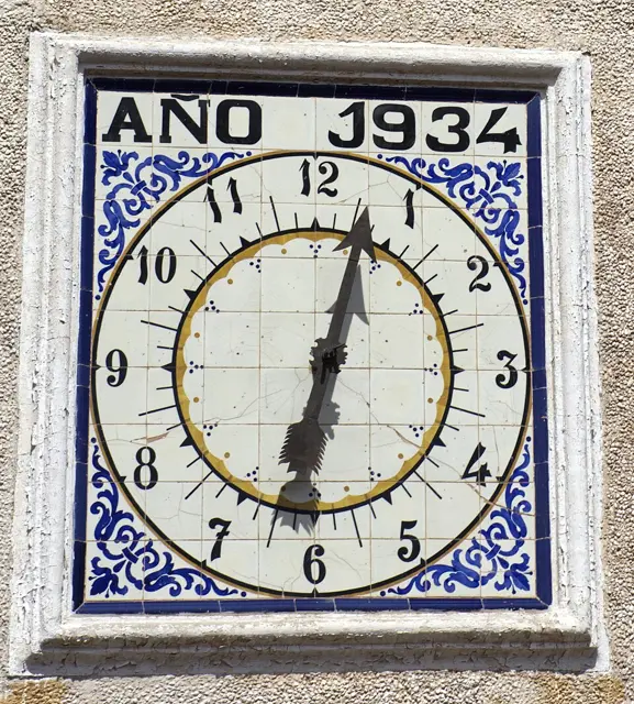 Clock in Serra Parrish Church — تصویر رکورد ویکی‌داده