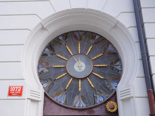 clock with stained glass at Haštalská 6 — تصویر رکورد ویکی‌داده