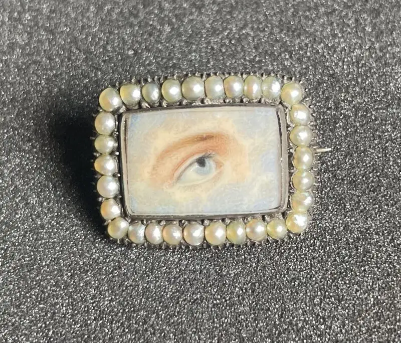 Eye miniature: Eye with a blue iris looking right — تصویر رکورد موزهٔ ویکتوریا و آلبرت