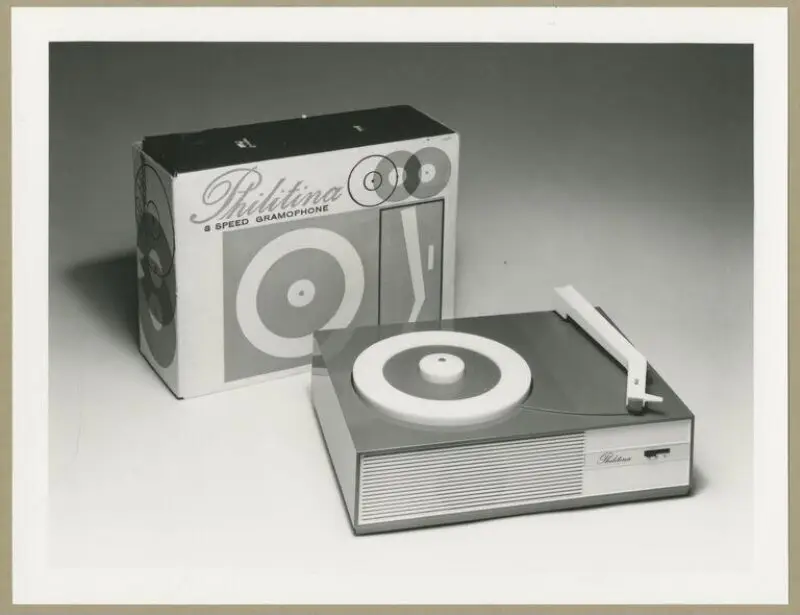 Child's gramophone: Philitina GF 420 — تصویر رکورد موزهٔ ویکتوریا و آلبرت