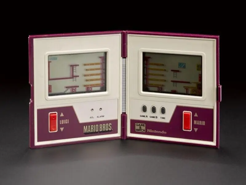 Handheld video games console: Game & Watch Multi Screen — تصویر رکورد موزهٔ ویکتوریا و آلبرت