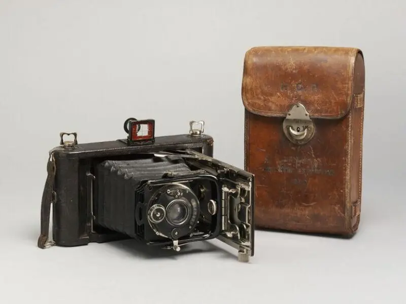 Camera: Folding camera used by Herbert Ponting — تصویر رکورد موزهٔ ویکتوریا و آلبرت