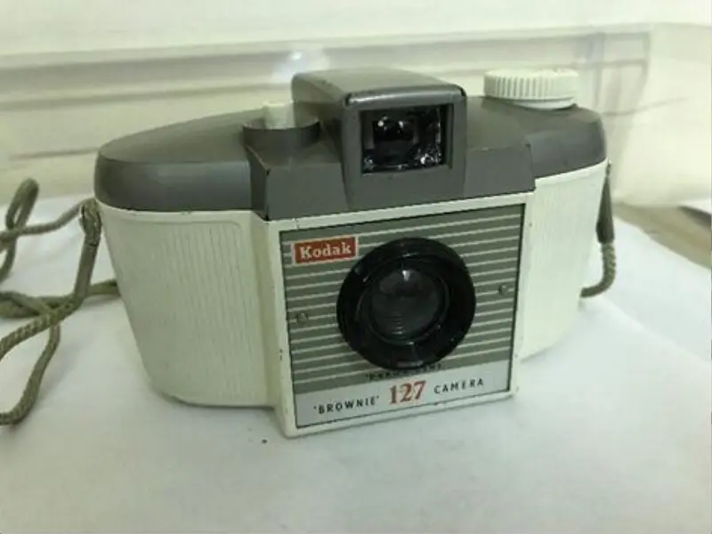 Camera: Kodak Brownie 127 camera (second model) — تصویر رکورد موزهٔ ویکتوریا و آلبرت