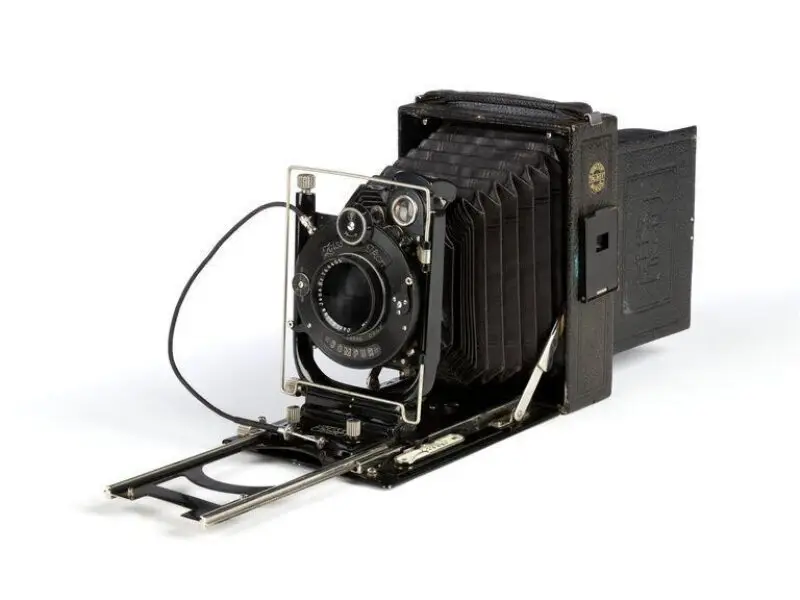 Camera: Zeiss Ikon folding plate camera — تصویر رکورد موزهٔ ویکتوریا و آلبرت