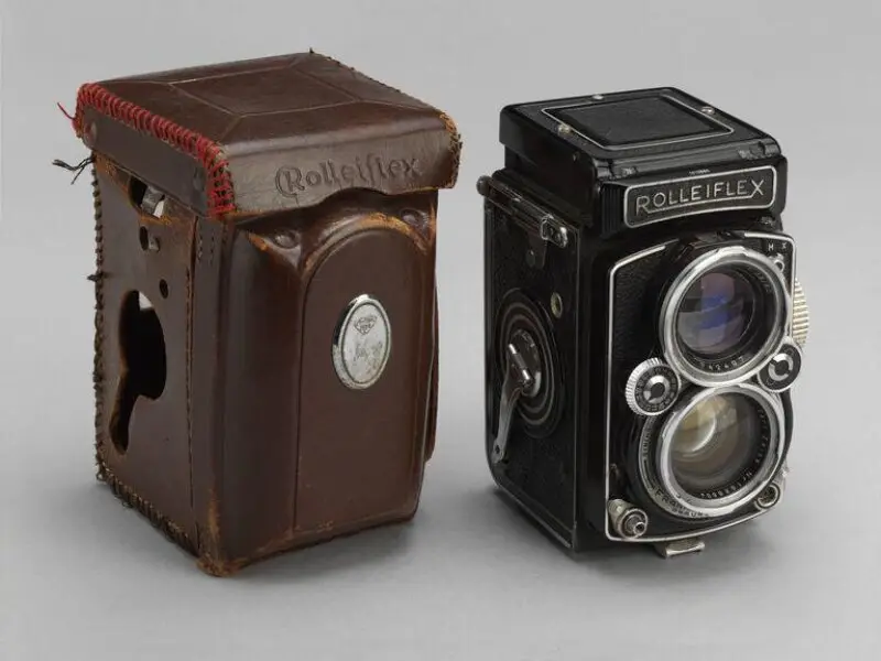 Camera: Rolleiflex camera and case owned by William Houston Rogers — تصویر رکورد موزهٔ ویکتوریا و آلبرت